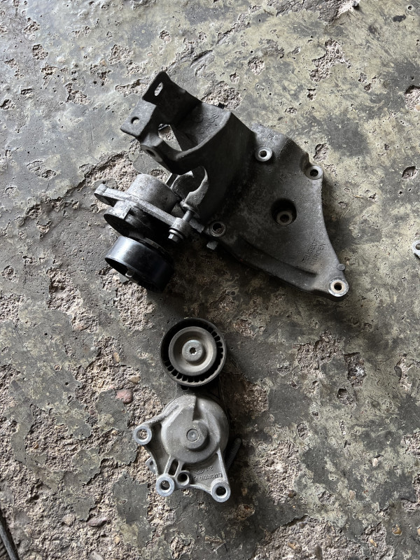 Spaner mikro remena i nosac kompresora peugeot 208