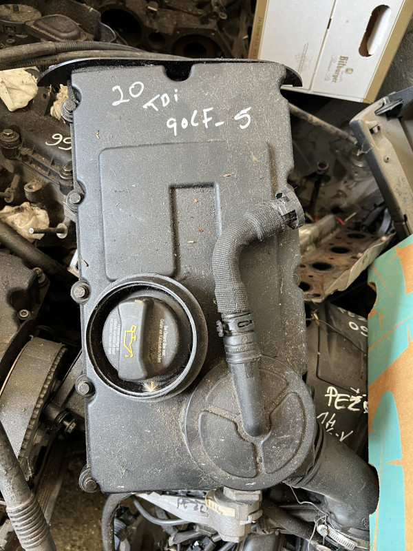 Deklo poklopac motora golf 5 2.0 plastika vise komada