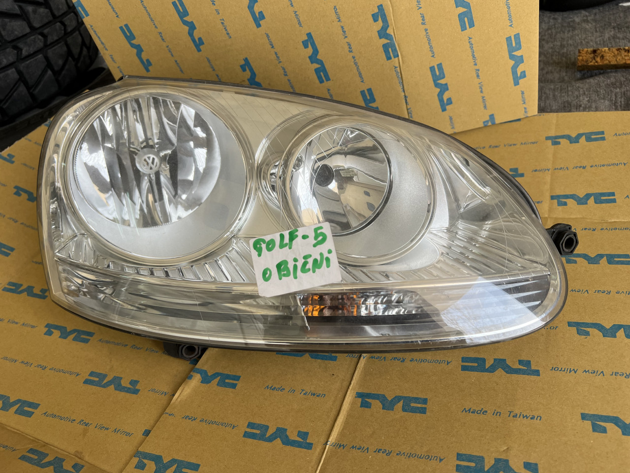 Golf 5 desni far svijetli obicni kao novo