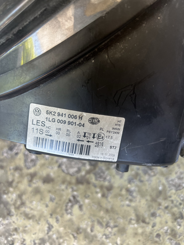 Golf 6 desni far extra stanje sa znakom vw