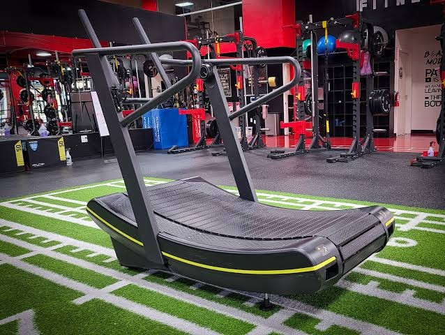 Zakrivljena Traka za Trčanje Curved Treadmill Skillmill Trake GYM