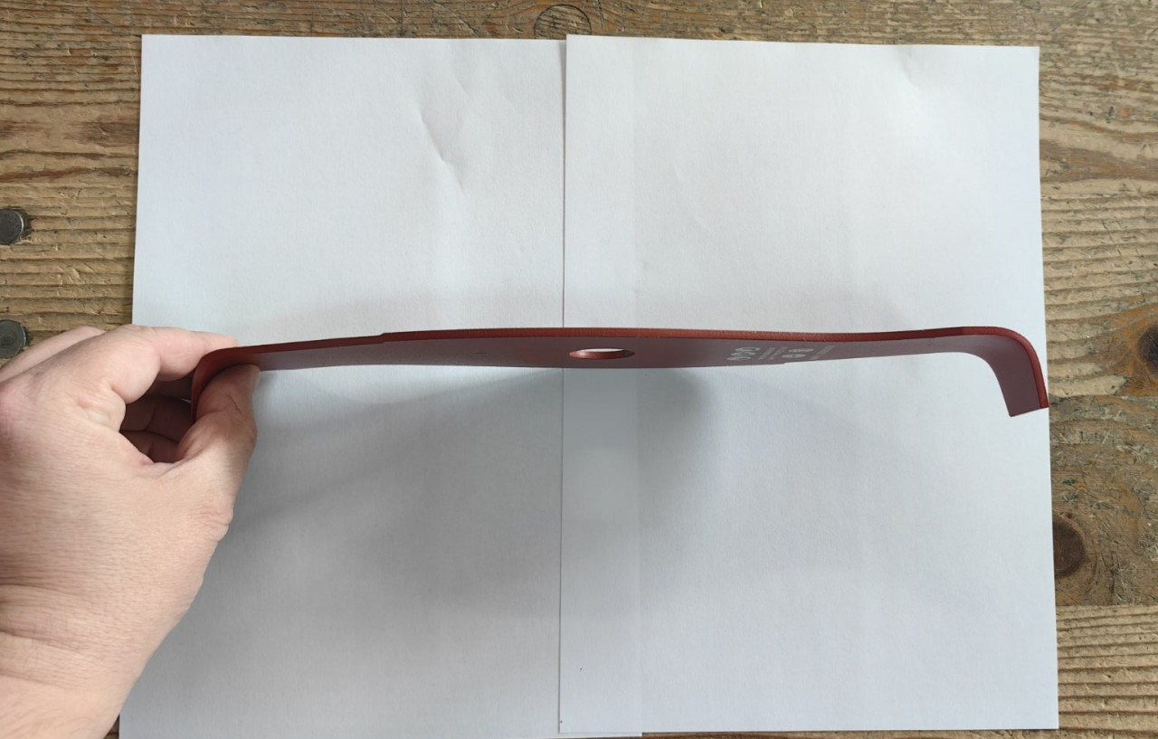 DVOKRAKI NOZ ZA TRIMER 320x25,4x3 mm S OBLIK SA PRSTENOM ZA 20 mm