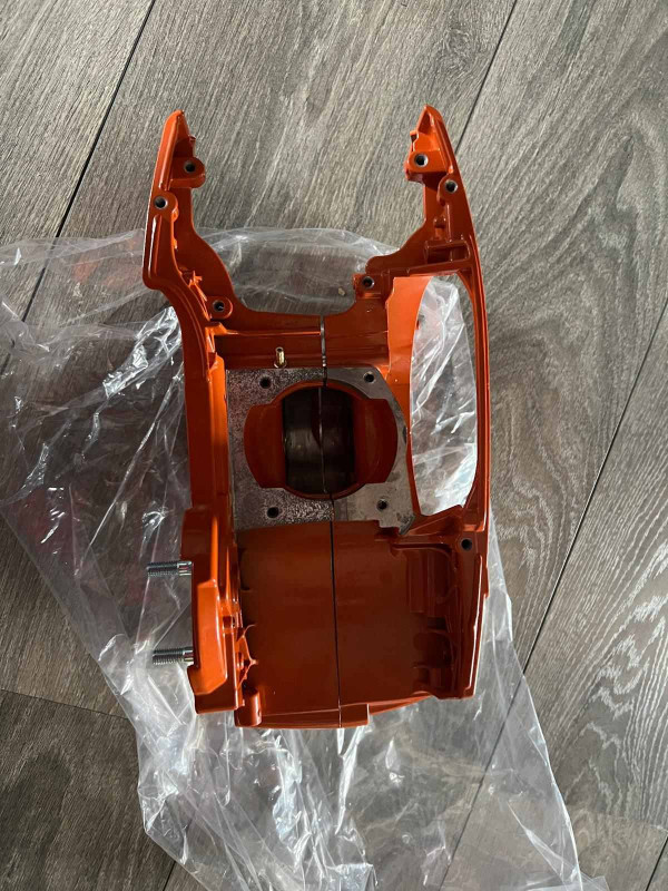 KUCISTE MOTORA HUSQVARNA 365 362 371 372 375