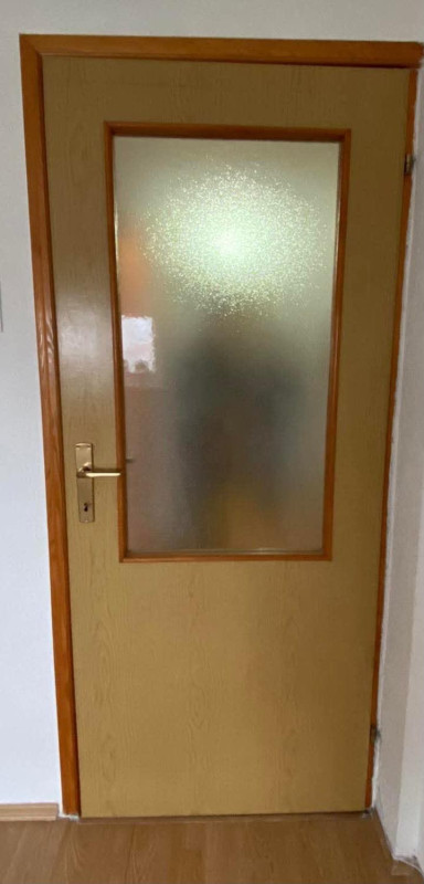 Sobna vrata sa stokom lajsnama i staklom