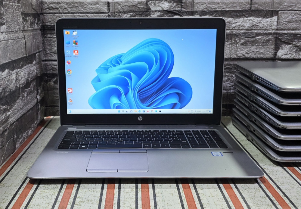 Laptop HP 15.6" I5 7200U/ RAM 8 GB/ SSD 240 GB/ 7 generacija
