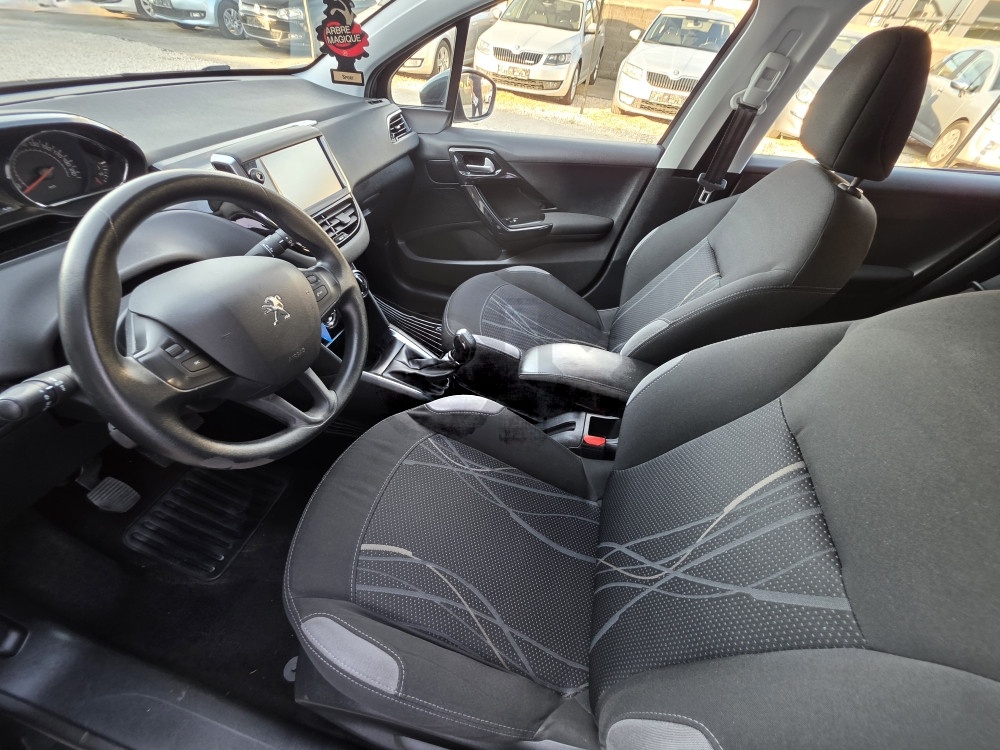 Peugeot 208 1.6hdi 68kw 2014, nav, komande