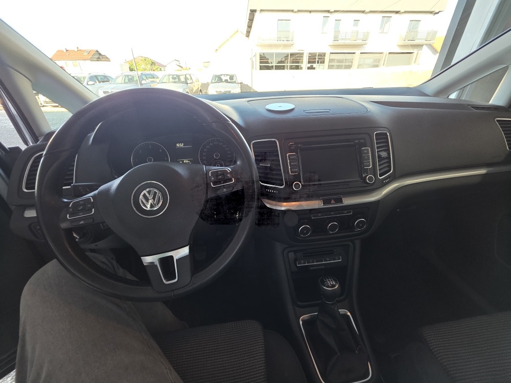 Volkswagen Sharan 2.0tdi 103kw 4x4 2013 , Uradjeni svi servisi .