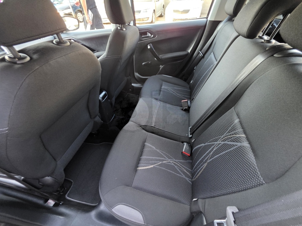 Peugeot 208 1.6hdi 68kw 2014, nav, komande