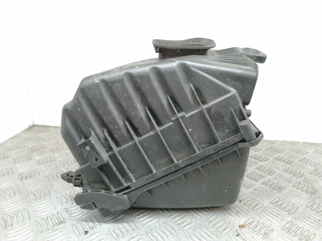 KUCISTE FILTERA ZRAKA A4 B7 (04-08) 120kW 059133835B