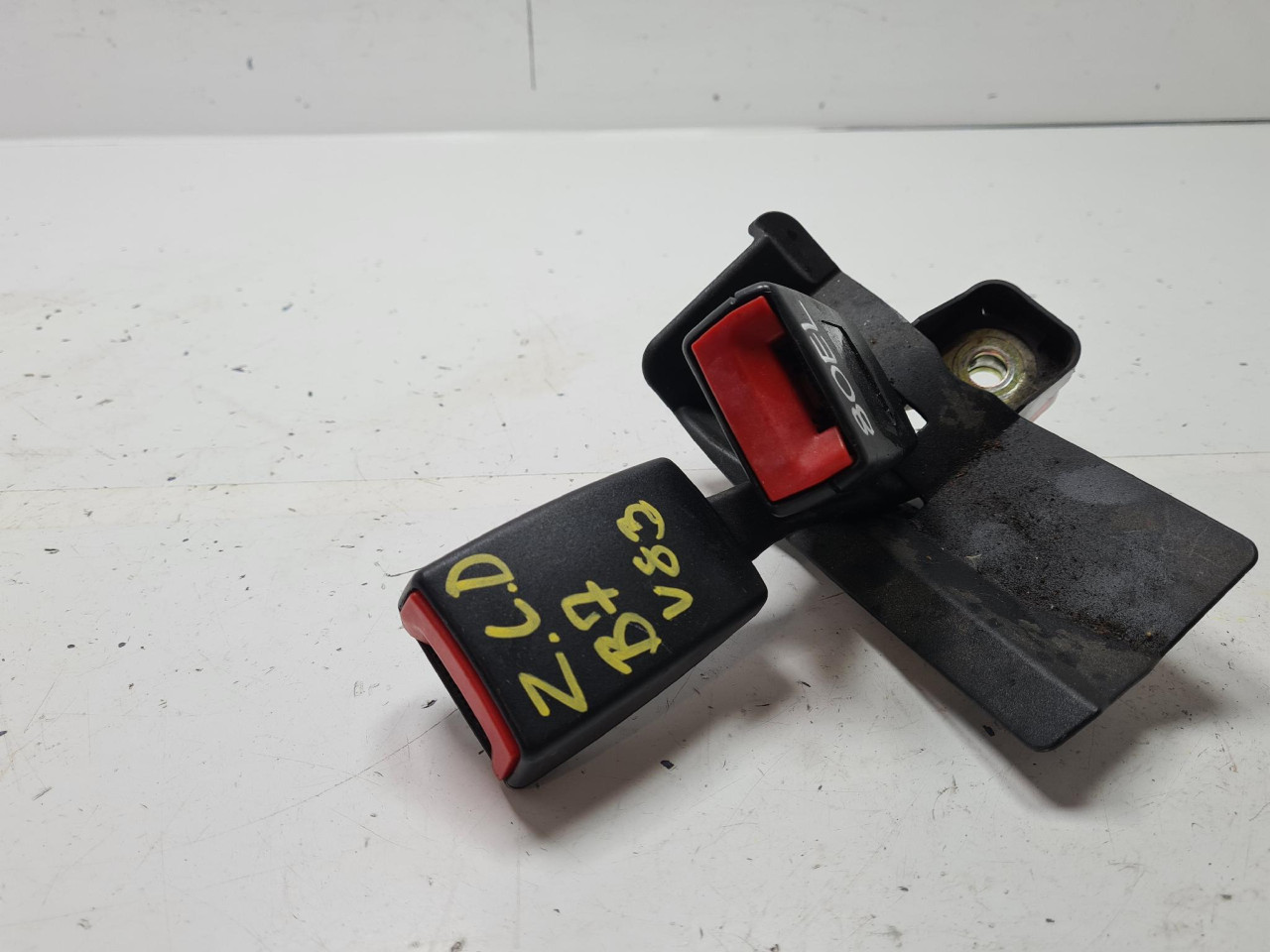 ZL UTIKAC POJASA A4 B7 (04-08) 8E0857739D DIJELOVI