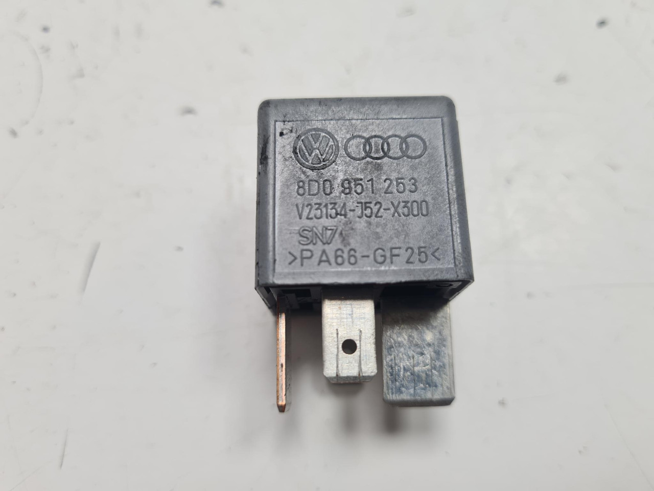 RELEJ A4 B7 (04-08) 8D0951253 DIJELOVI