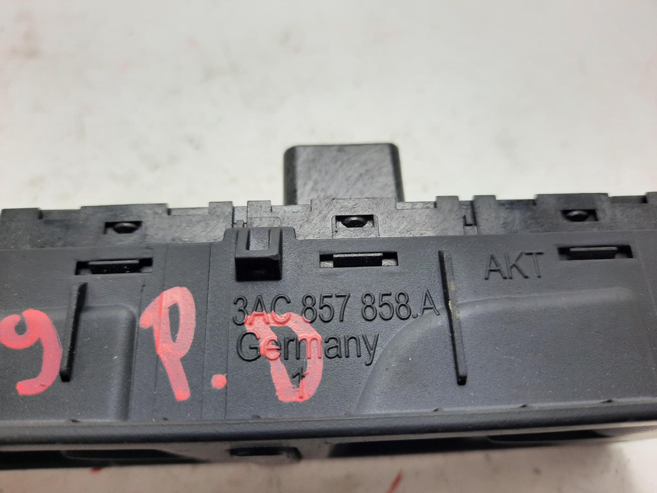 PREKIDAC PODIZACA  Pasat 7 (10-15) 3AC857858A DIJELOVI
