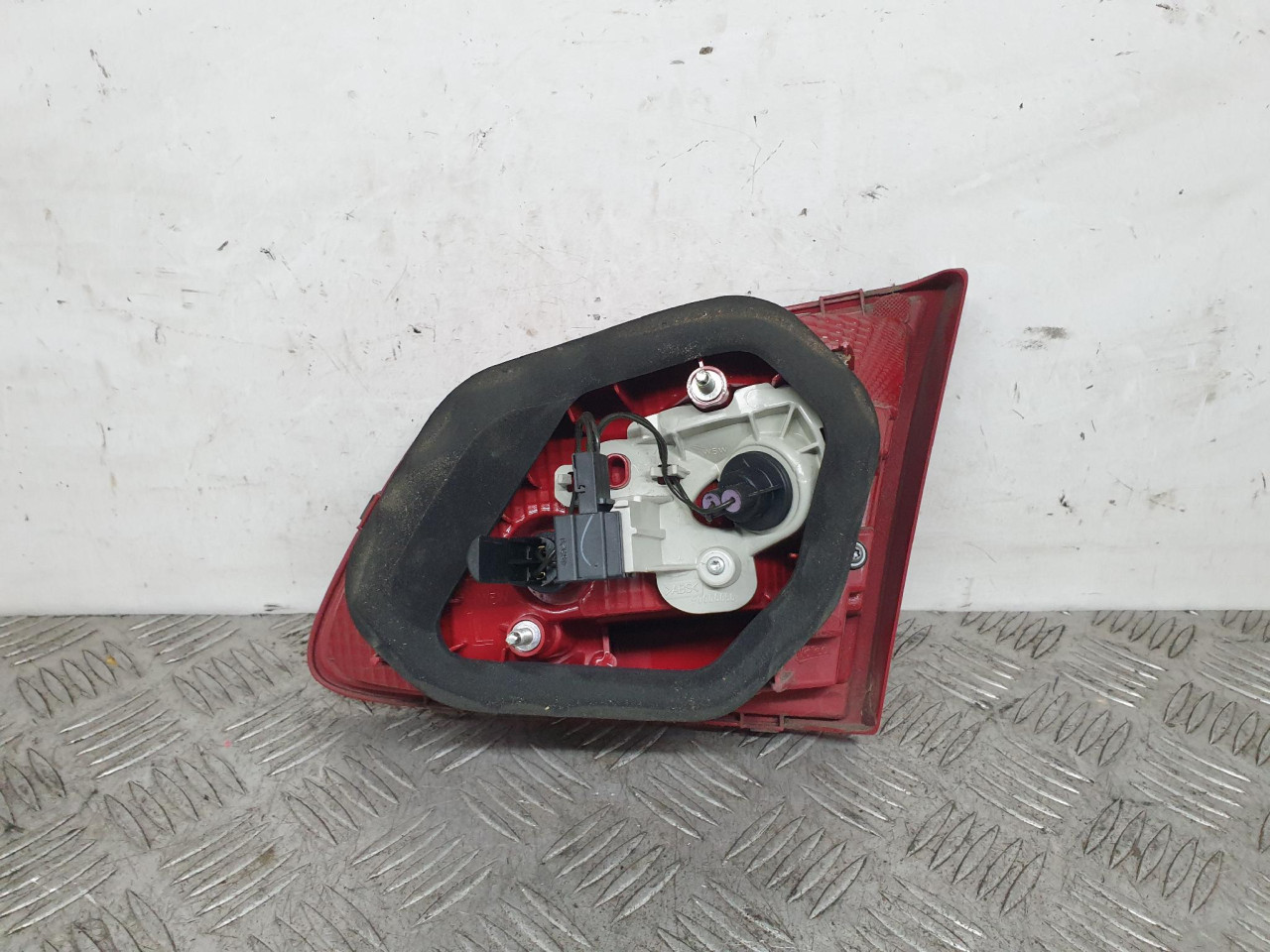 L UNUTRASNJI STOP Pasat 7 (10-15) 3AE945093E DIJELOVI