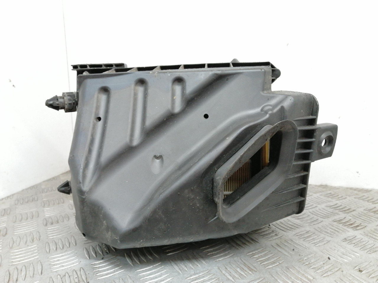 KUCISTE FILTERA ZRAKA A4 B7 (04-08) 120kW 059133835B