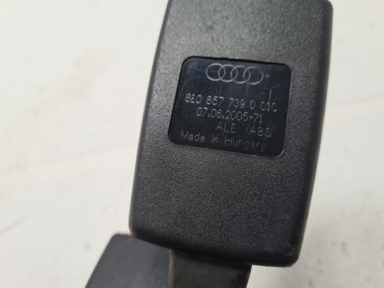 ZL UTIKAC POJASA A4 B7 (04-08) 8E0857739D DIJELOVI