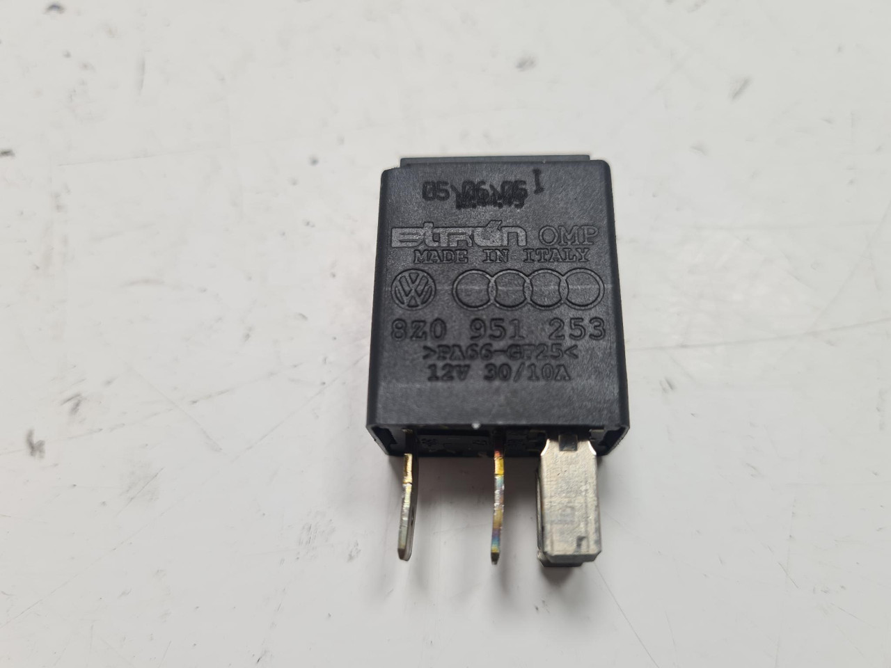 RELEJ A4 B7 (04-08) 8Z0951253 DIJELOVI