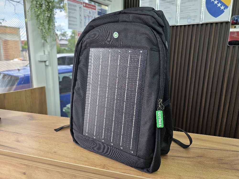 RUKSAK SA UGRAĐENIM SOLARNIM PANELOM