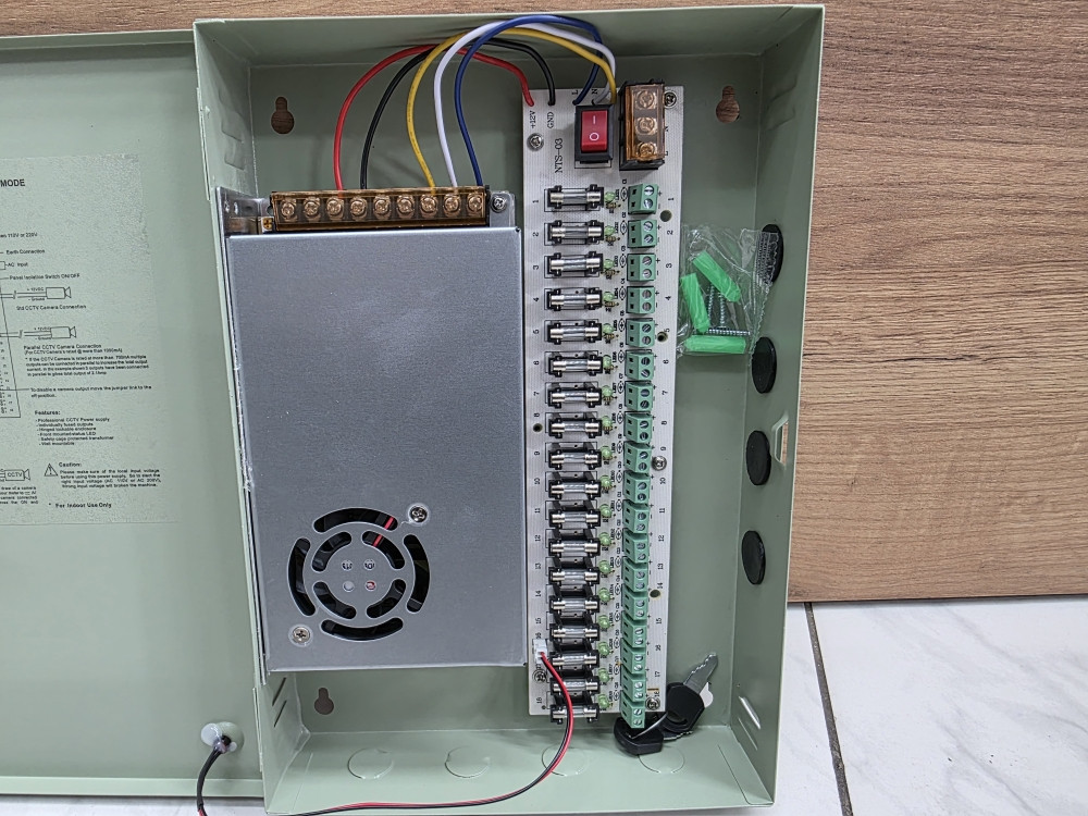 CCTV Napajanje 12V  20A metalno kućište (18 izlaza)