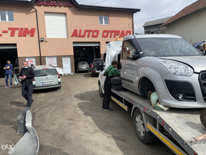 Opel combo 2.0 2011 god putnicki dijelovi 063/117-176. 063/992-835