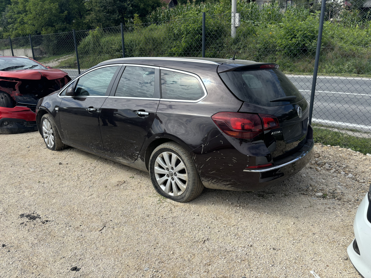 Opel astra j 1.7d 2015 g za dijelove