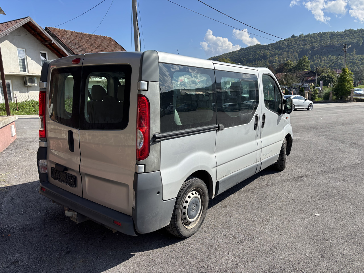 Opel vivaro 2.0d 2009g putnicki dijelovi