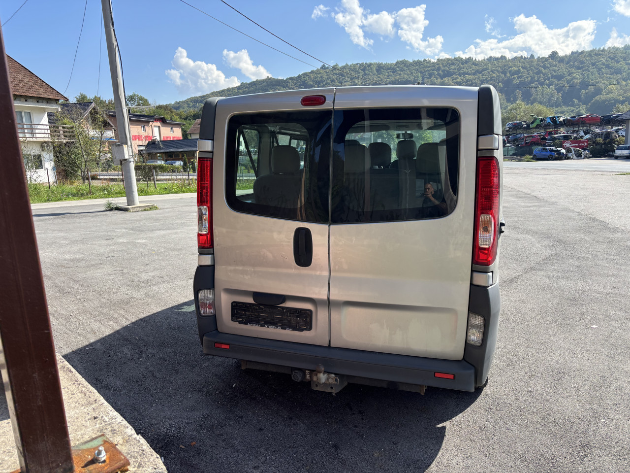 Opel vivaro 2.0d 2009g putnicki dijelovi