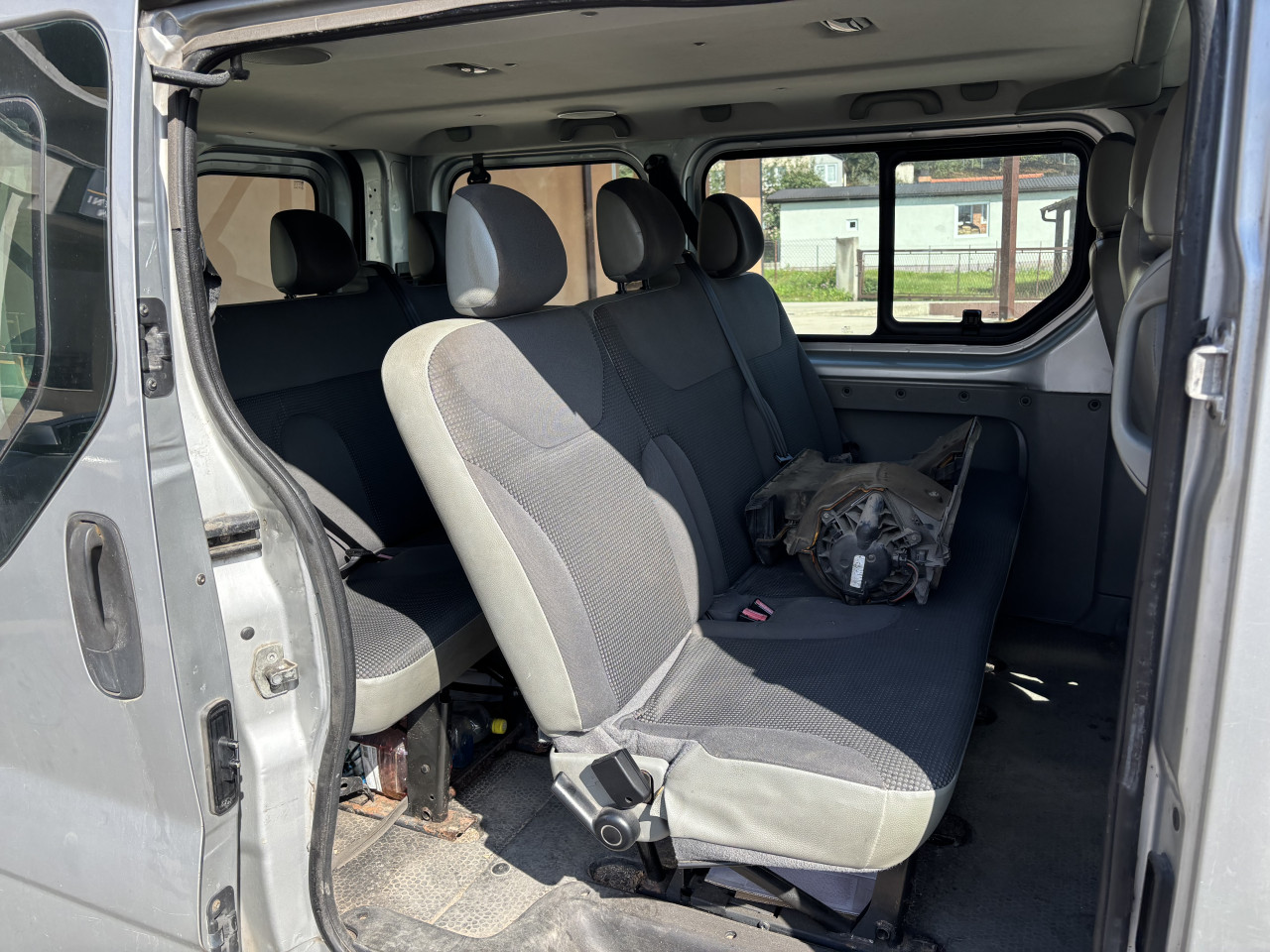 Opel vivaro 2.0d 2009g putnicki dijelovi