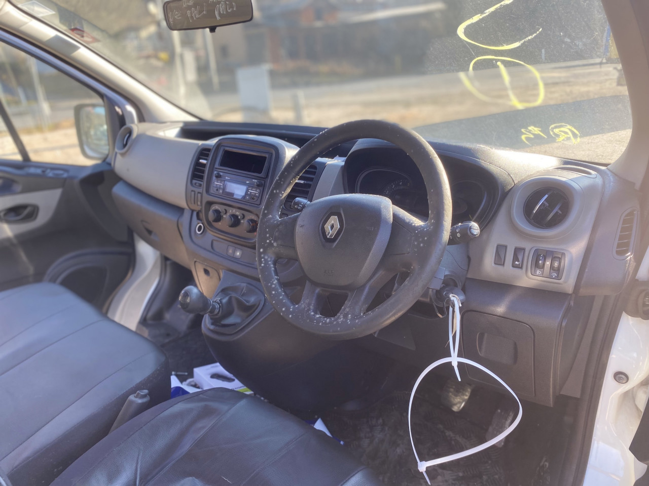 Renault trafic 1.6d 2015 putnicki dijelovi  063/117-176