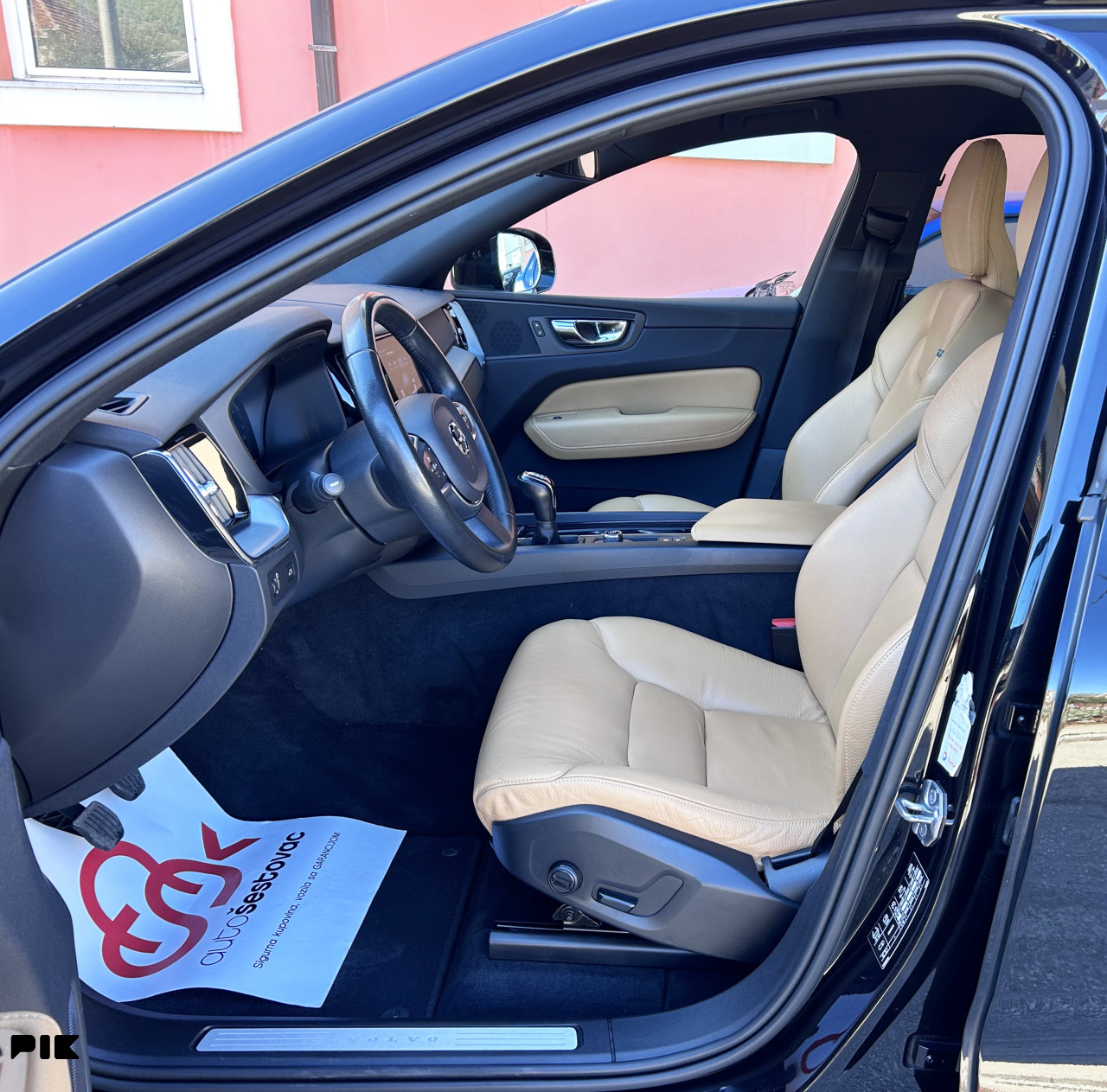 VOLVO XC60 D3 MOMENTUM