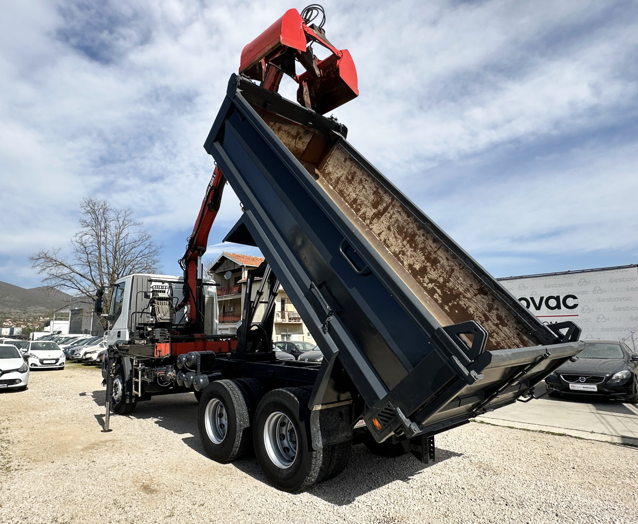 IVECO TRAKKER 330 KIPER SA KRANOM