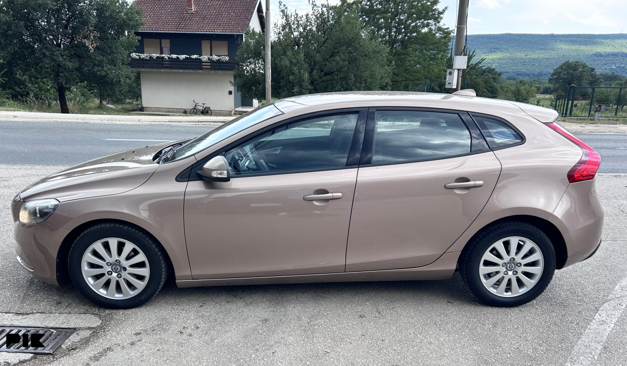 VOLVO V40 2.0 D2