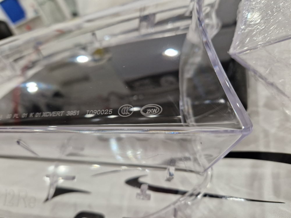 Staklo Fara BMW 7 G11 2016-2019 ZKW