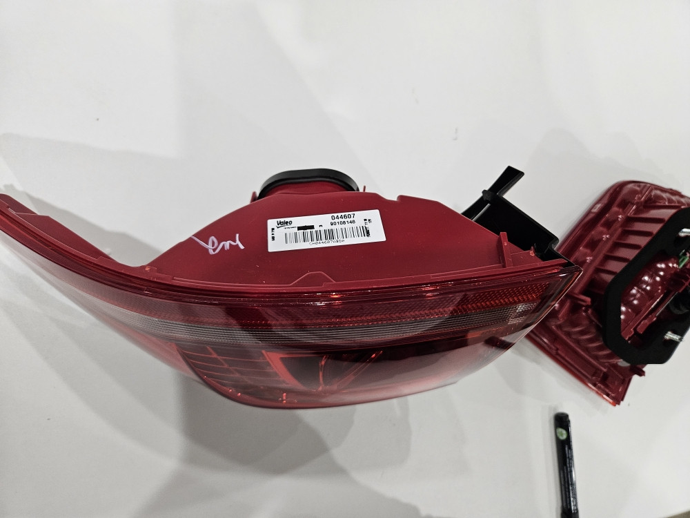 VW TOUAREG Stopka STOP LAMPA LED 044607 Valeo Desna