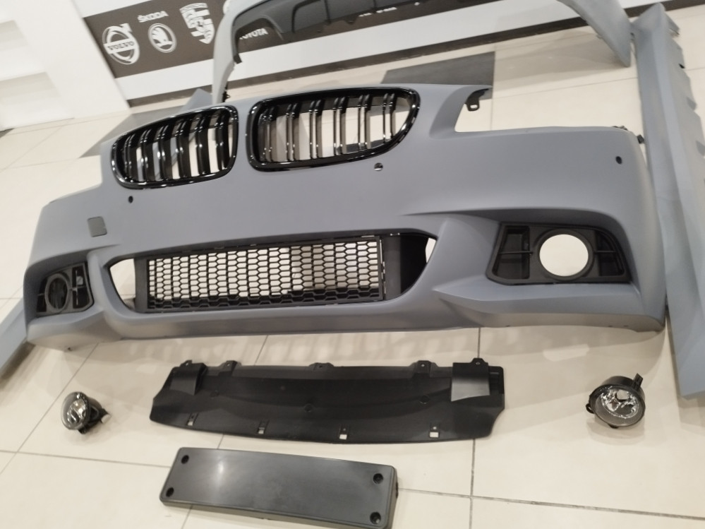 BMW F10 M paket Body Kit sa maglenkama griljama maskama