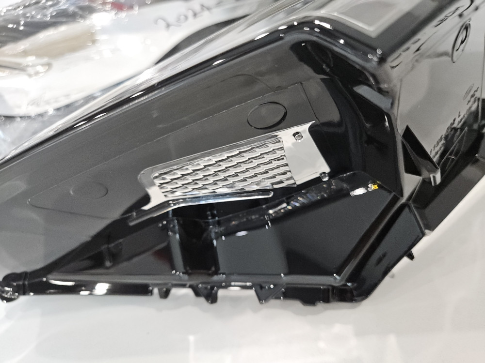 Staklo FARA AUDI Q7 2020.-2024 Staklo FAR