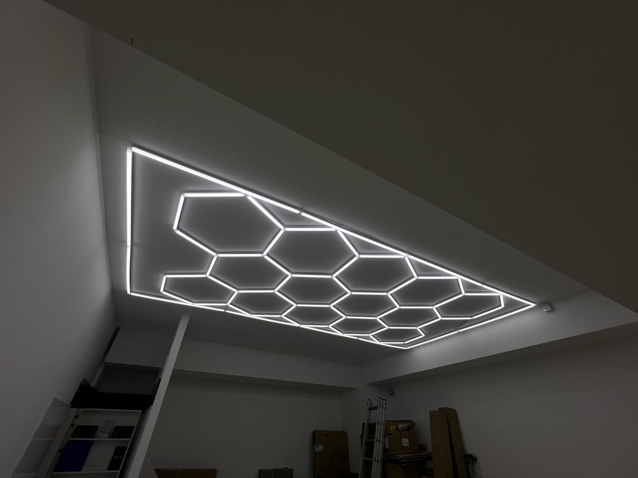Heksagonalna LED rasvjeta heksagon 220V MOGUCE NA RATE 40 KM/MJ