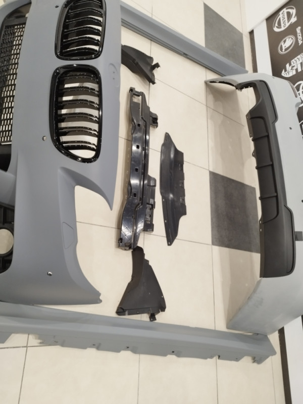 BMW F10 M paket Body Kit sa maglenkama griljama maskama