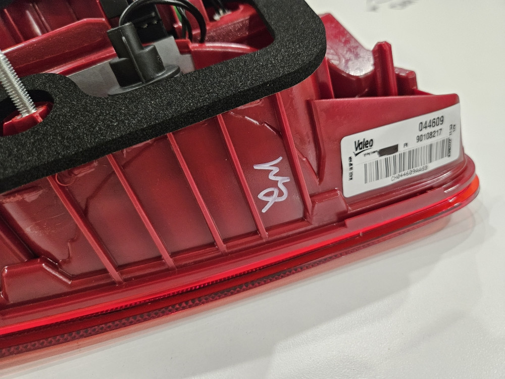 VW TOUAREG Stopka STOP LAMPA LED 044607 Valeo Desna
