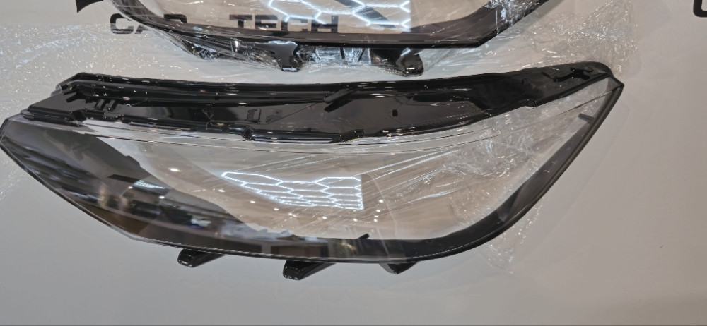 Staklo fara Passat B8 staklo za far Passat B8
