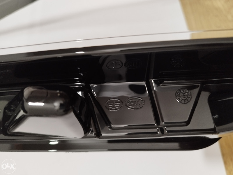 Staklo Fara VW Passat B8 2016-2019 Hella