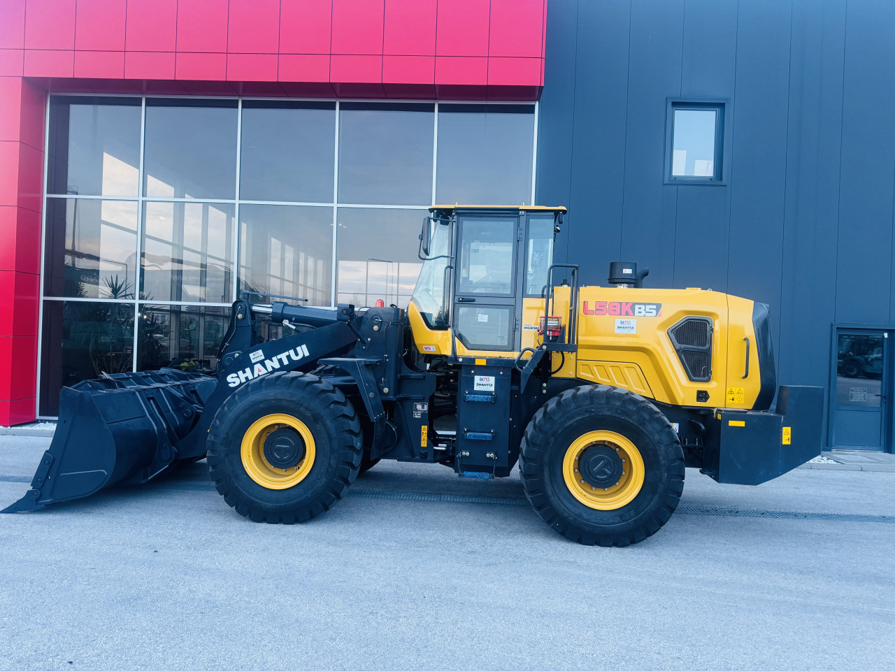 Bager Utovarivac SHANTUI L58K-B5  18 TONA 3.3m3 Kasika
