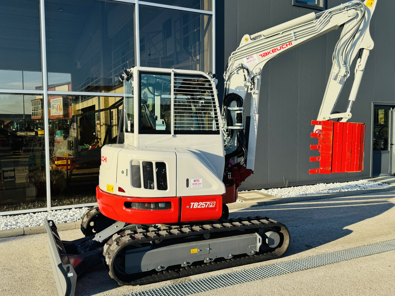 Mini Bager Takeuchi TB257FR