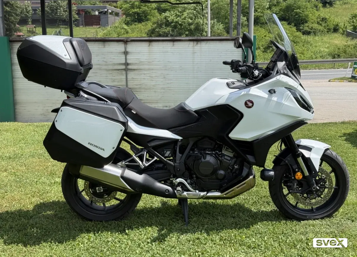 Honda NT1100 sport touring motocikl sa koferima. Moguće zamjene.