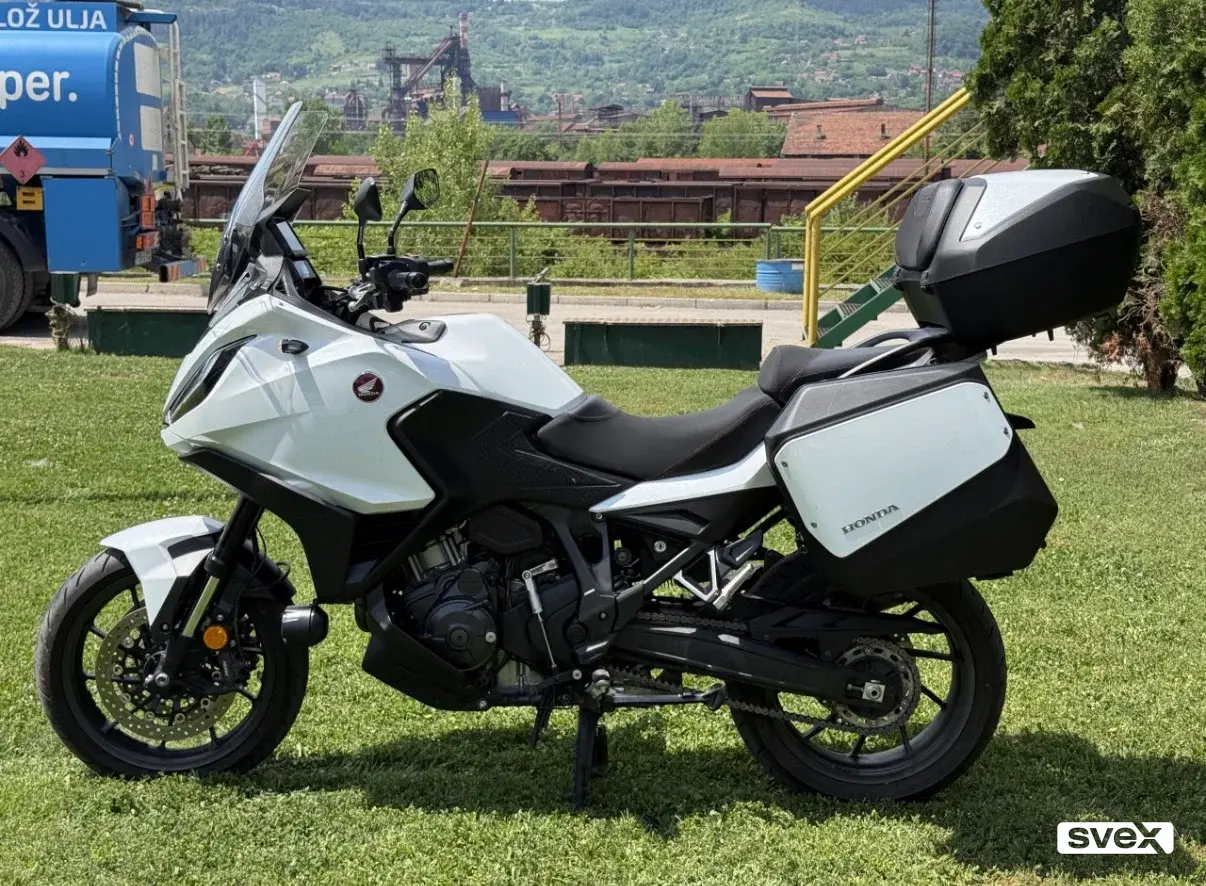 Honda NT1100 sport touring motocikl sa koferima. Moguće zamjene.