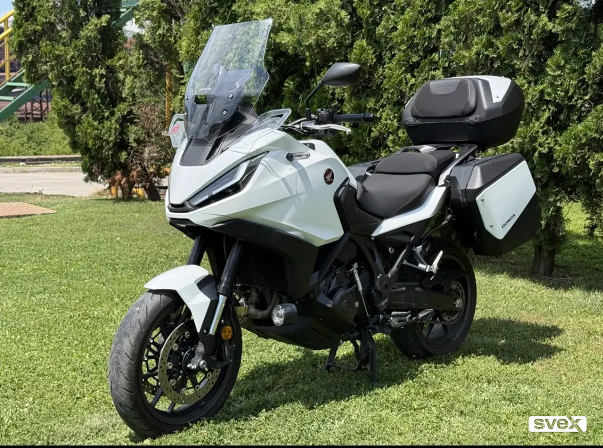 Honda NT1100 sport touring motocikl sa koferima. Moguće zamjene.