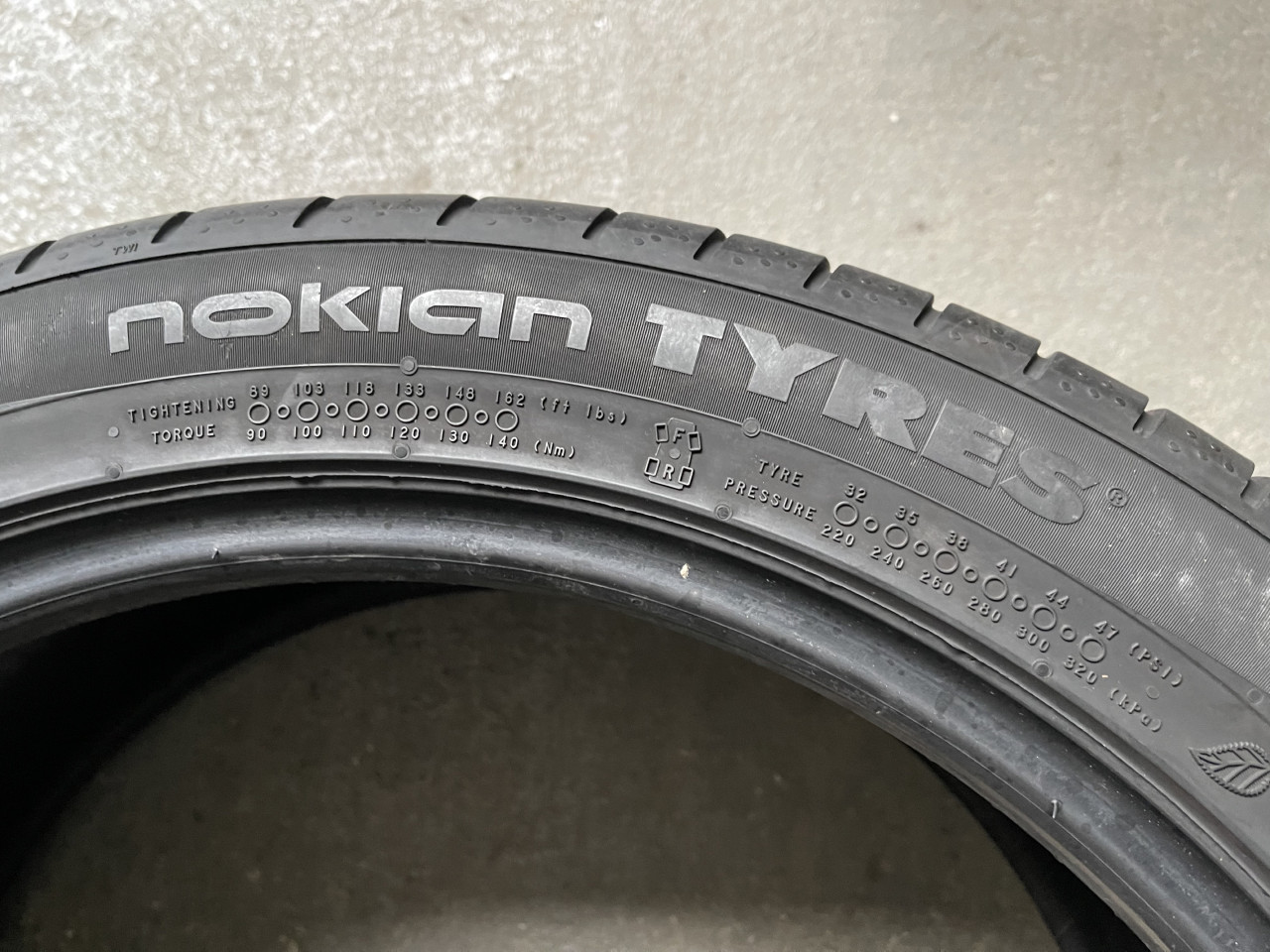 Gume ljetne Nokian 235/45/R19 Tyres 235 45 19