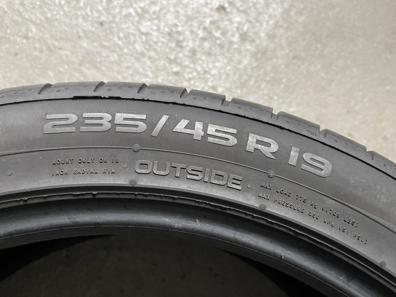 Gume ljetne Nokian 235/45/R19 Tyres 235 45 19