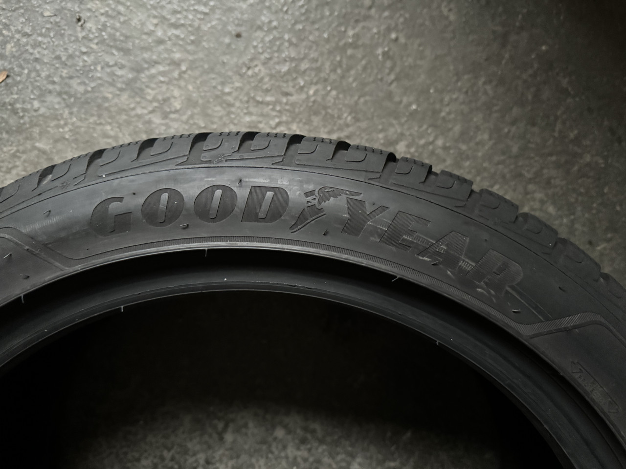 Gume Zimske GoodYear 225/45/R18 UltraGrip RunOnFlat 225 45 18
