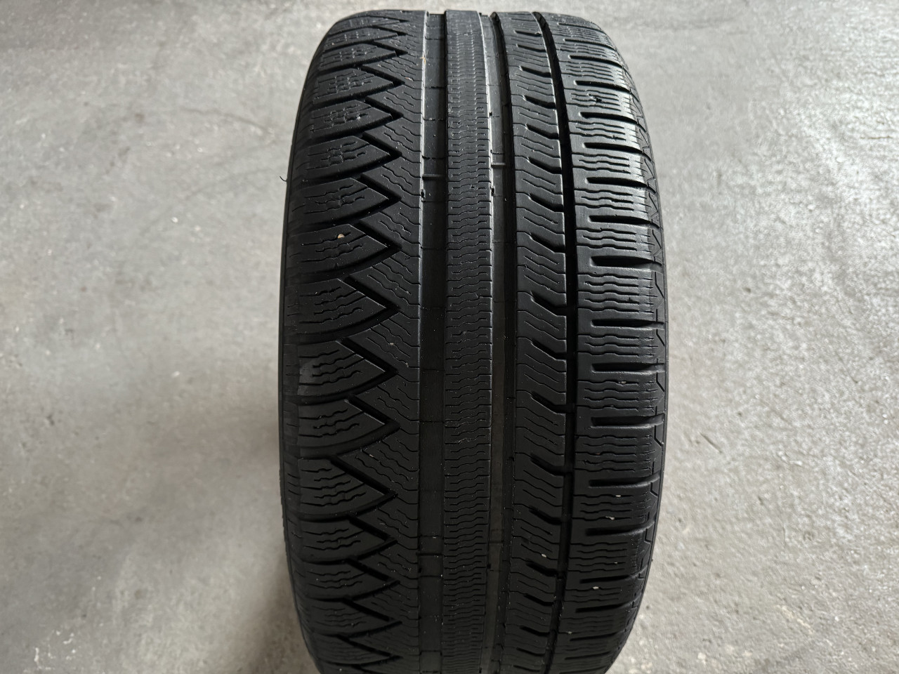 Guma zimska Michelin 255/45/R18 jedan komad 255 45 18