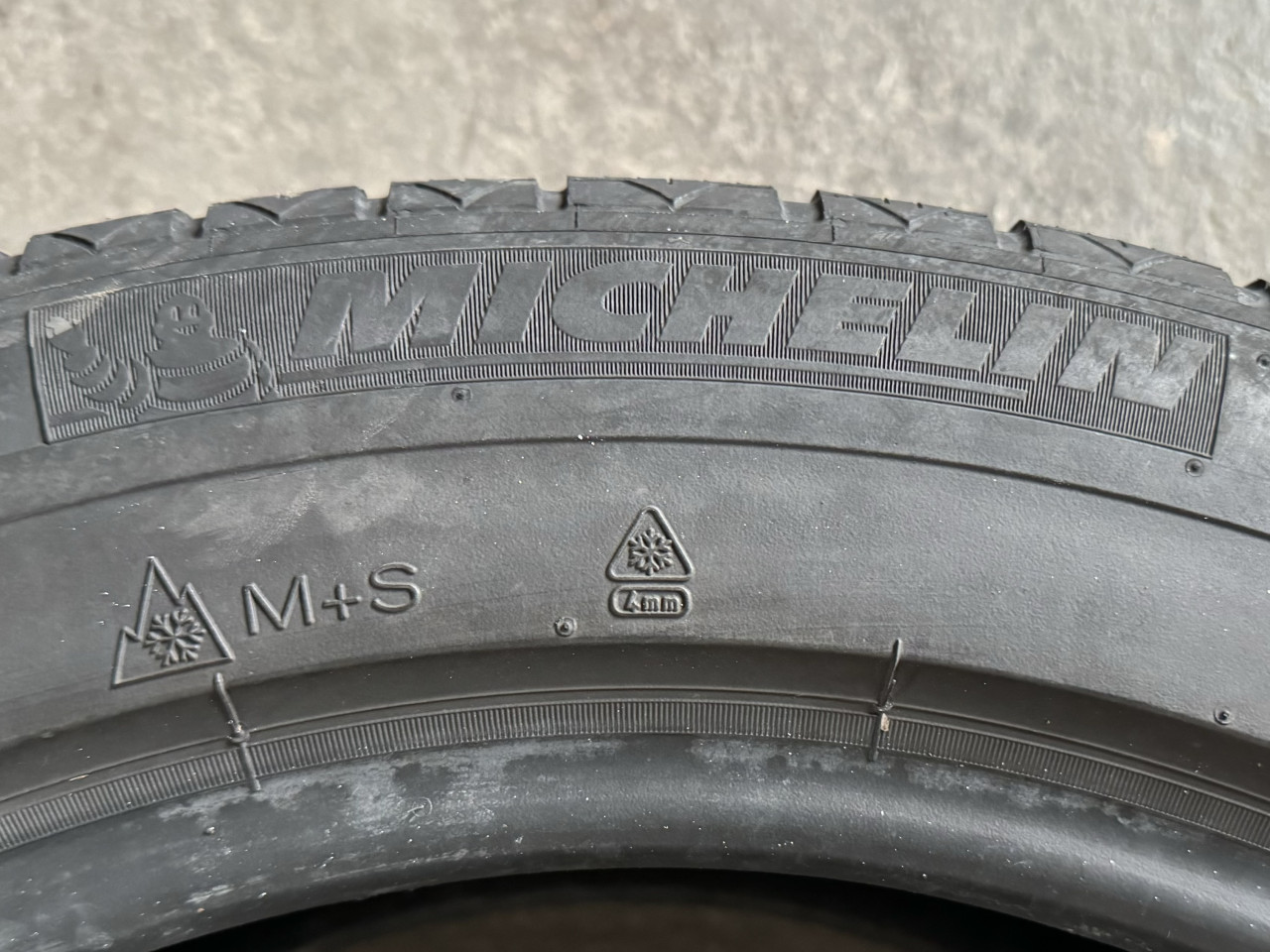 Guma zimska Michelin 255/45/R18 jedan komad 255 45 18